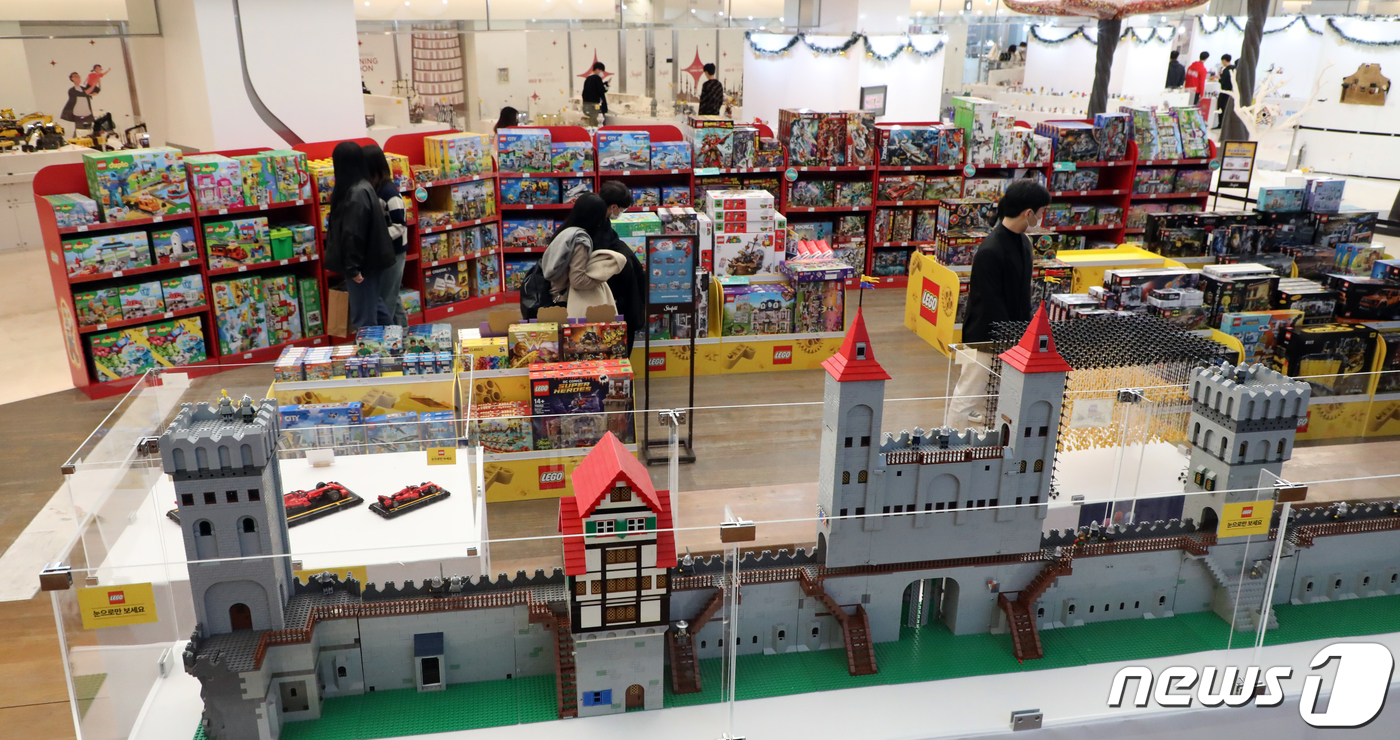 (서울=뉴스1) 김명섭 기자 = 21일 서울 강남구 스타필드 코엑스몰에 마련된 ‘브릭코리아 컨벤션 2021’ 서 방문객들이 레고로 만든 작품을 관람하고 있다. 국내 최대 레고 창작 …