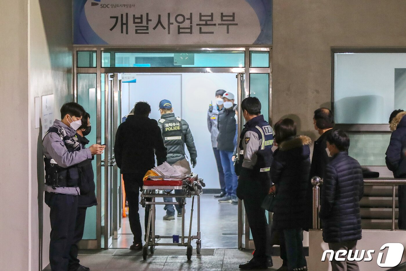 본문 이미지 - 지난해 12월21일 오후 김문기 성남도시개발공사 개발1처장이 발견된 경기 성남도시개발공사 개발사업본부 사무실로 구급용 이동 침대가 들어가고 있다. 2021.12.21/뉴스1 ⓒ News1 민경석 기자