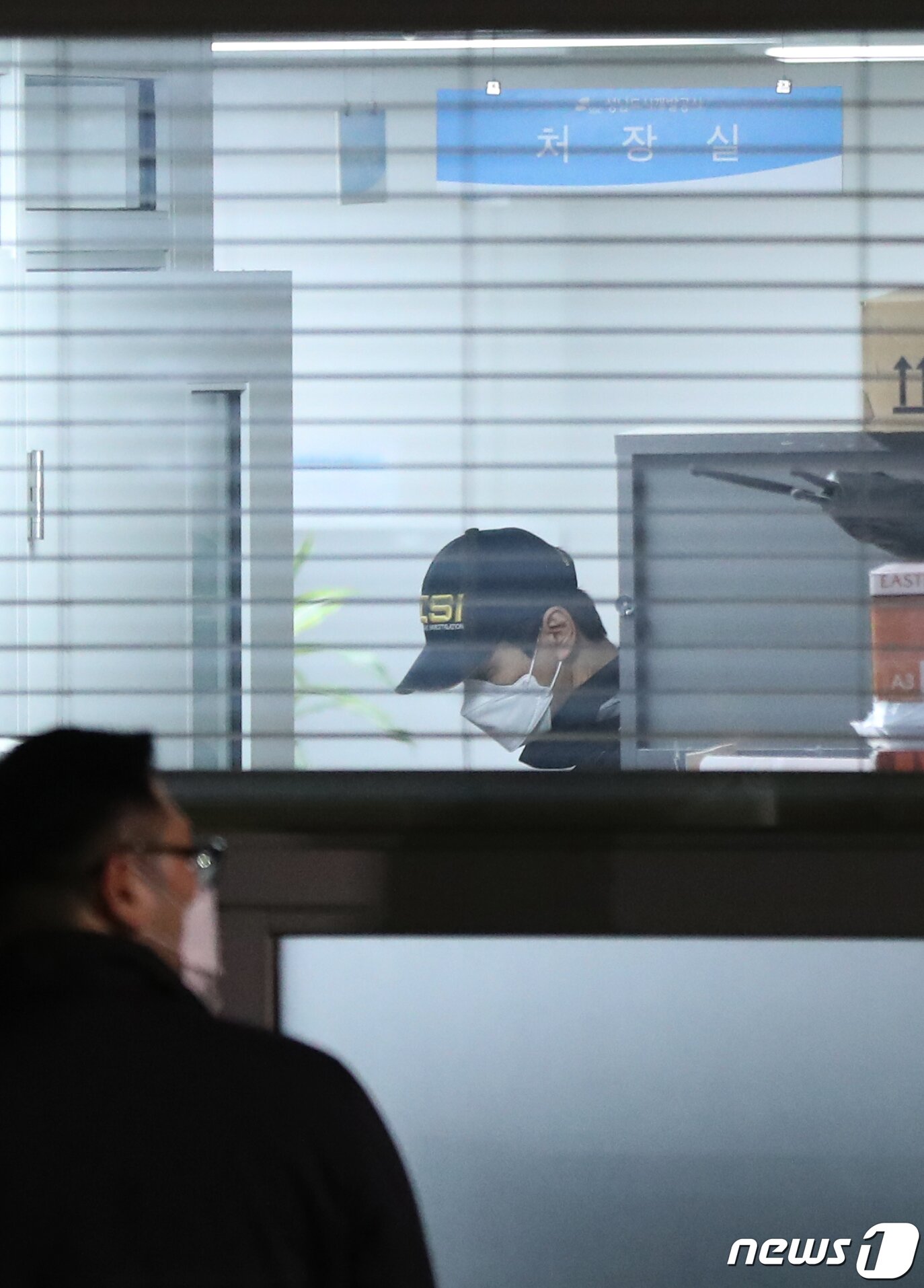 본문 이미지 - 성남 대장동 개발사업의 실무 책임을 맡았던 김문기 성남도시개발공사 개발1처장이 숨진 채 발견됐다. 21일 오후 김 처장이 발견된 경기 성남도시개발공사 개발사업본부 사무실을 과학수사대원이 조사하고 있다. 2021.12.21/뉴스1 ⓒ News1 민경석 기자