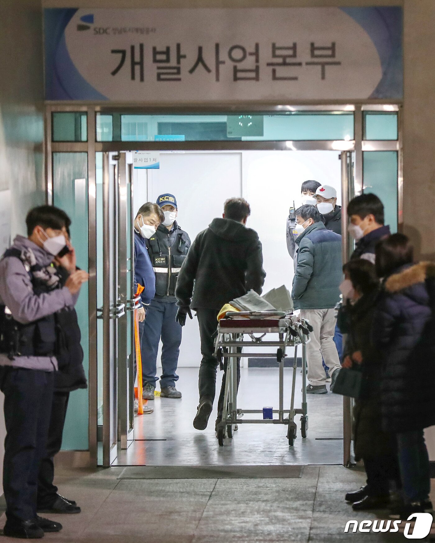 본문 이미지 - 성남 대장동 개발사업의 실무 책임을 맡았던 김문기 성남도시개발공사 개발1처장이 숨진 채 발견됐다. 21일 오후 김 처장이 발견된 경기 성남도시개발공사 개발사업본부 사무실로 구급용 이동 침대가 들어가고 있다. 2021.12.21/뉴스1 ⓒ News1 민경석 기자