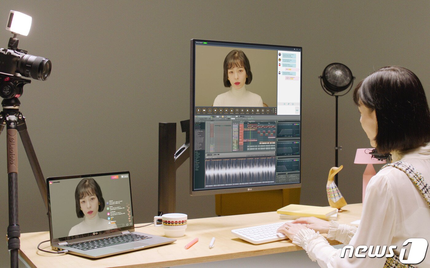 본문 이미지 - LG전자 모델이 &#39;LG 듀얼업 모니터’을 소개하고 있다. &#40;LG전자 제공&#41;ⓒ 뉴스1