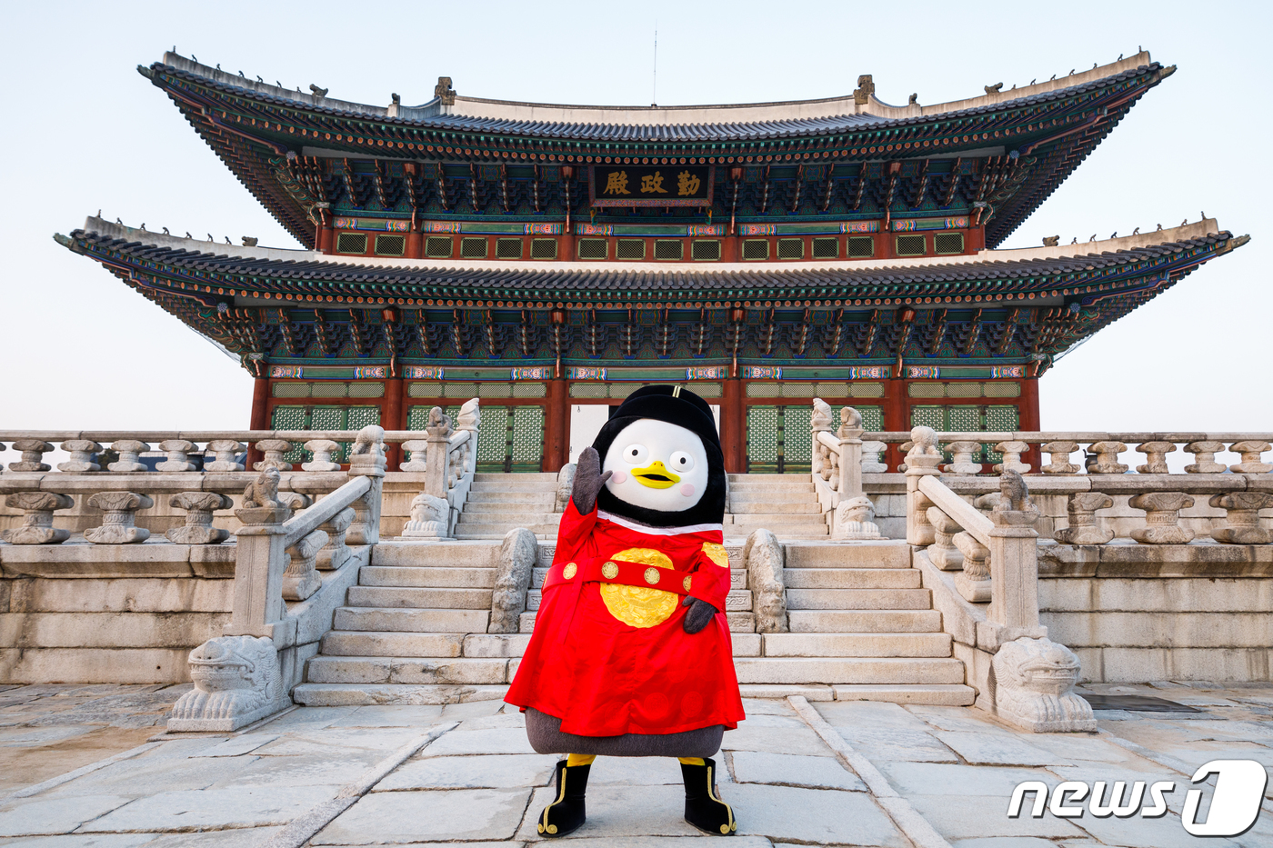 (서울=뉴스1) = 문화재청과 한국문화재재단은 펭수가 부르는 '문화유산 방문 캠페인' 노래를 유튜브에서 22일 오후 8시에 공개한다.펭수는 '문화유산 방문 캠페인' 방문길 중 하나 …