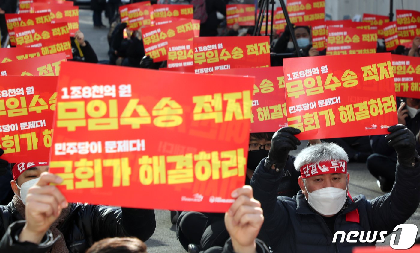 본문 이미지 - 지난 2021년 12월 서울 여의도 더불어민주당 앞에서 열린 전국지하철노동자대회에서 조합원들이 구호를 외치고 있다. 이들은 도시철도 공공서비스의무( PSO) 정부책임 연내 입법화 촉구와 기재부 '22년 공공기관 예산지침 규탄을 했다. 2021.12.22/뉴스1 ⓒ News1 김명섭 기자