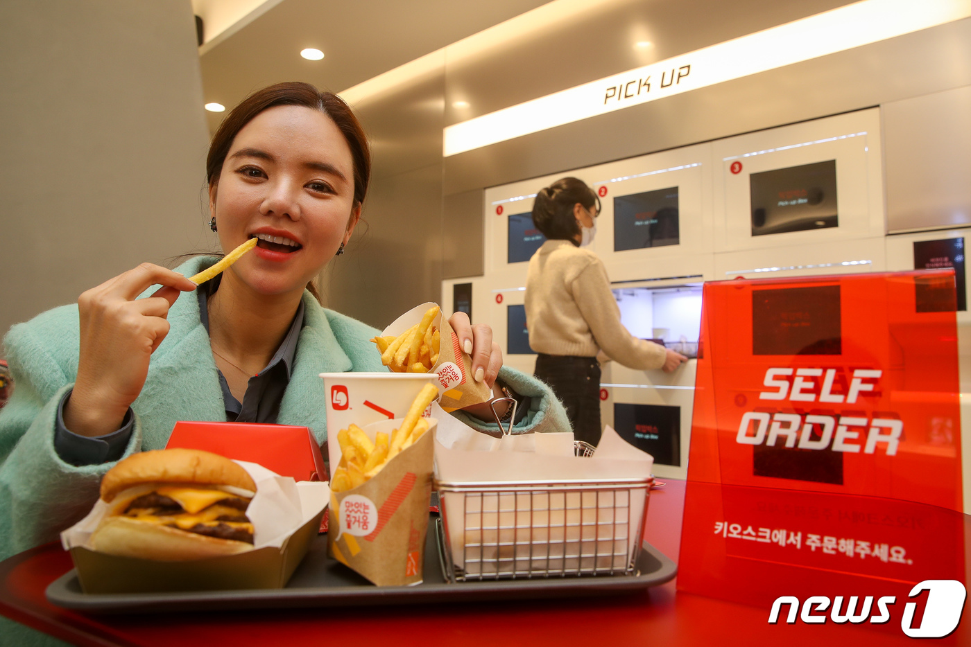 (서울=뉴스1) 유승관 기자 = 22일 서울 마포구 롯데호텔 L7홍대에 문을 연 롯데리아 L7홍대점에서 모델들이 포즈를 취하고 있다.롯데리아 L7홍대점은 비대면·셀프 서비스로만 이 …