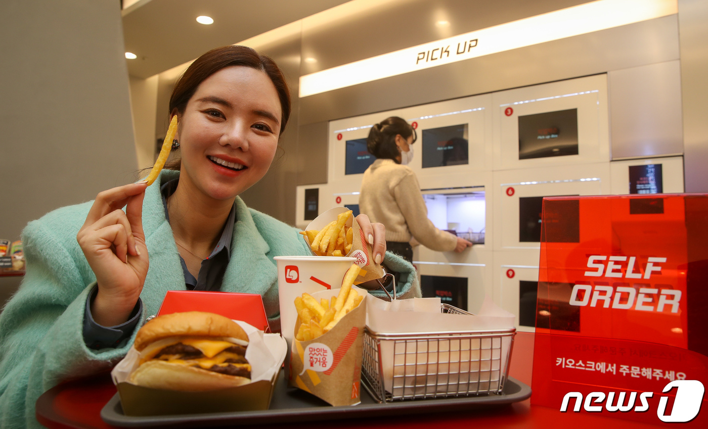 (서울=뉴스1) 유승관 기자 = 22일 서울 마포구 롯데호텔 L7홍대에 문을 연 롯데리아 L7홍대점에서 모델들이 포즈를 취하고 있다.롯데리아 L7홍대점은 비대면·셀프 서비스로만 이 …