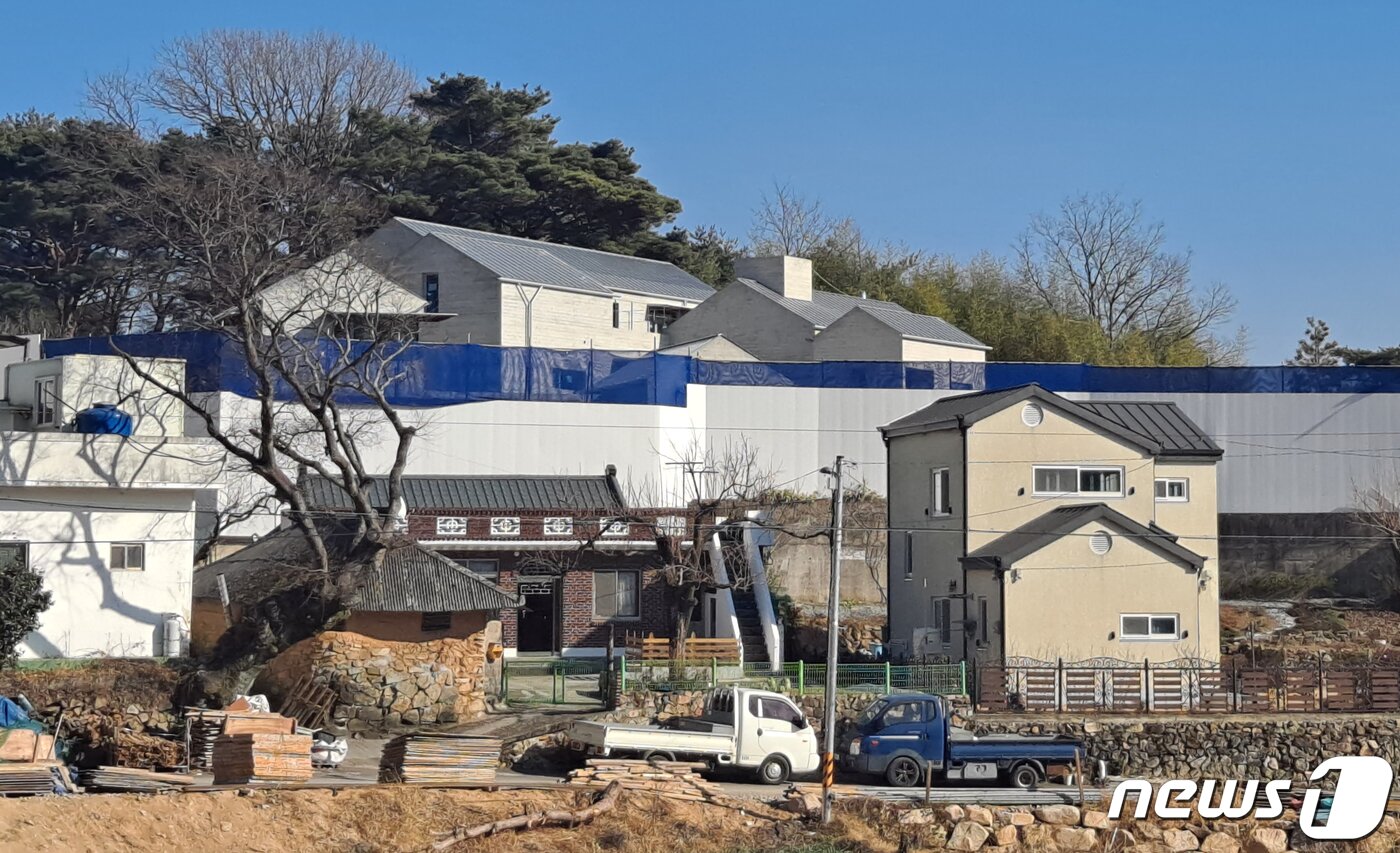 본문 이미지 - 22일 문재인 대통령이 퇴임 후 거주할 경남 양산시 하북면 평산마을 사저 공사가 막바지에 다다르면서 건물 외관이 가림막 뒷편으로 보이고 있다. 2021.12.22/뉴스1 ⓒ News1 김명규 기자