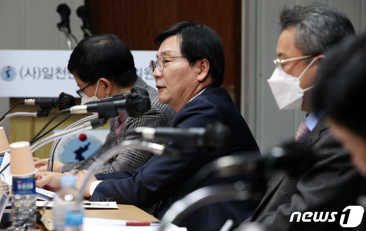 (서울=뉴스1) 박정호 기자 = 김형석 전 통일부 차관(현 대진대학교 교수, 왼쪽 두 번째)이 22일 오후 서울 종로구 구기동 이북5도청 대강당에서 '이산가족의 날' 국가기념일의 …