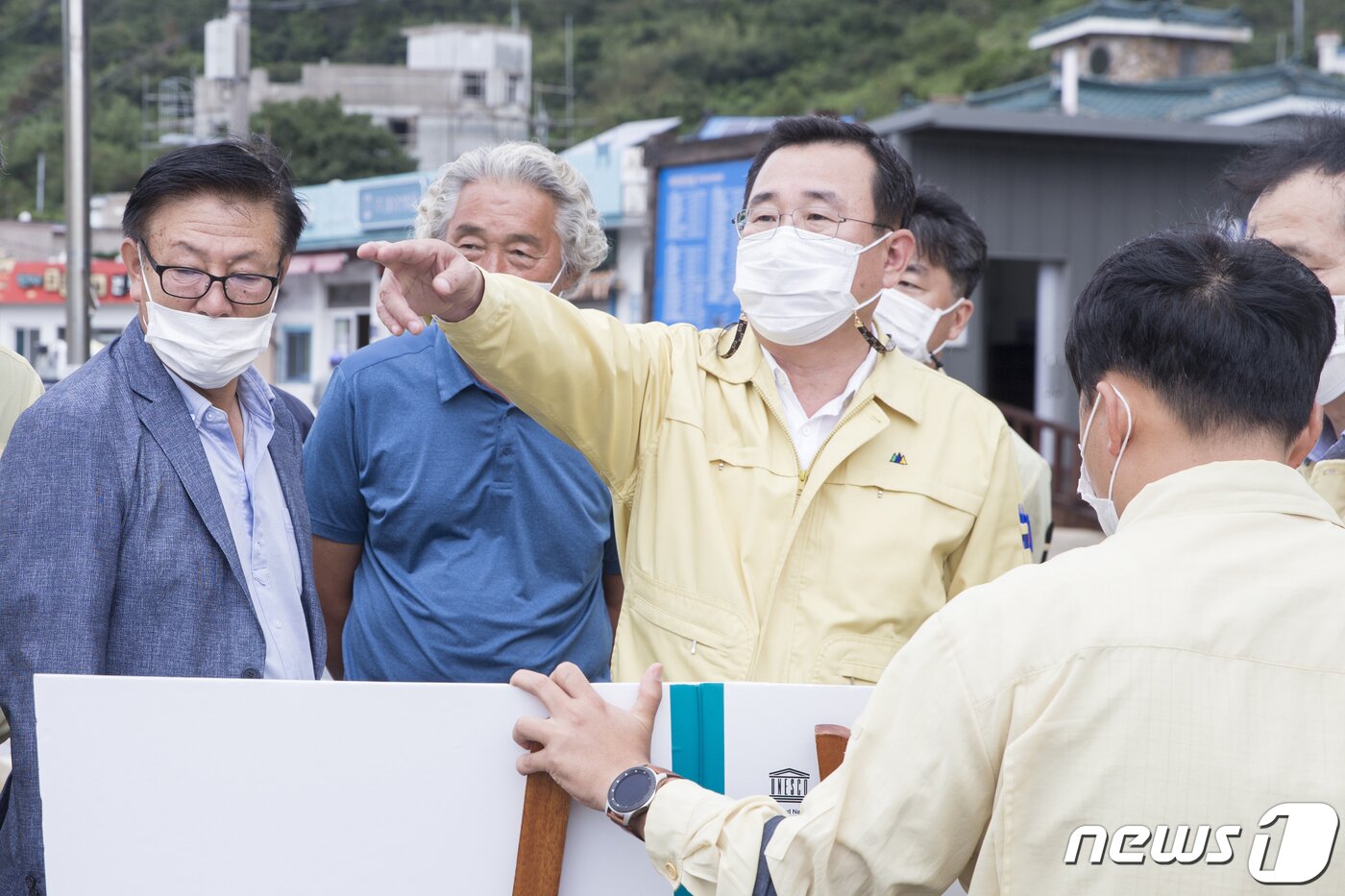 본문 이미지 - 강석주 통영시장이 관내 주요사업 현장을 확인하는 모습.ⓒ 뉴스1