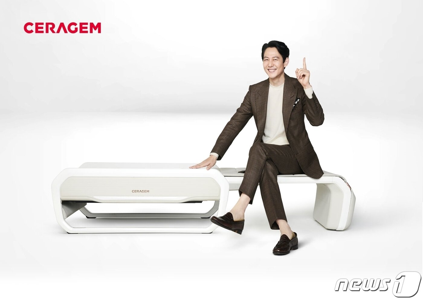 본문 이미지 - 세라젬 모델 이정재와 마스터 V6ⓒ 뉴스1