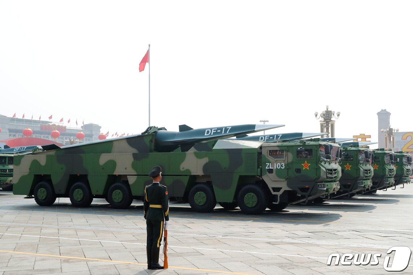 본문 이미지 - 중국군의 극초음속 미사일 '둥펑(DF)-17' ⓒ 로이터=뉴스1