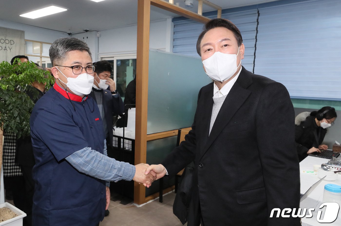 본문 이미지 - 지난 대선 때 함운경 민주화운동 동지회장(왼쪽)과 윤석열 국민의힘 당시 후보. 뉴스1 ⓒ News1 구윤성 기자