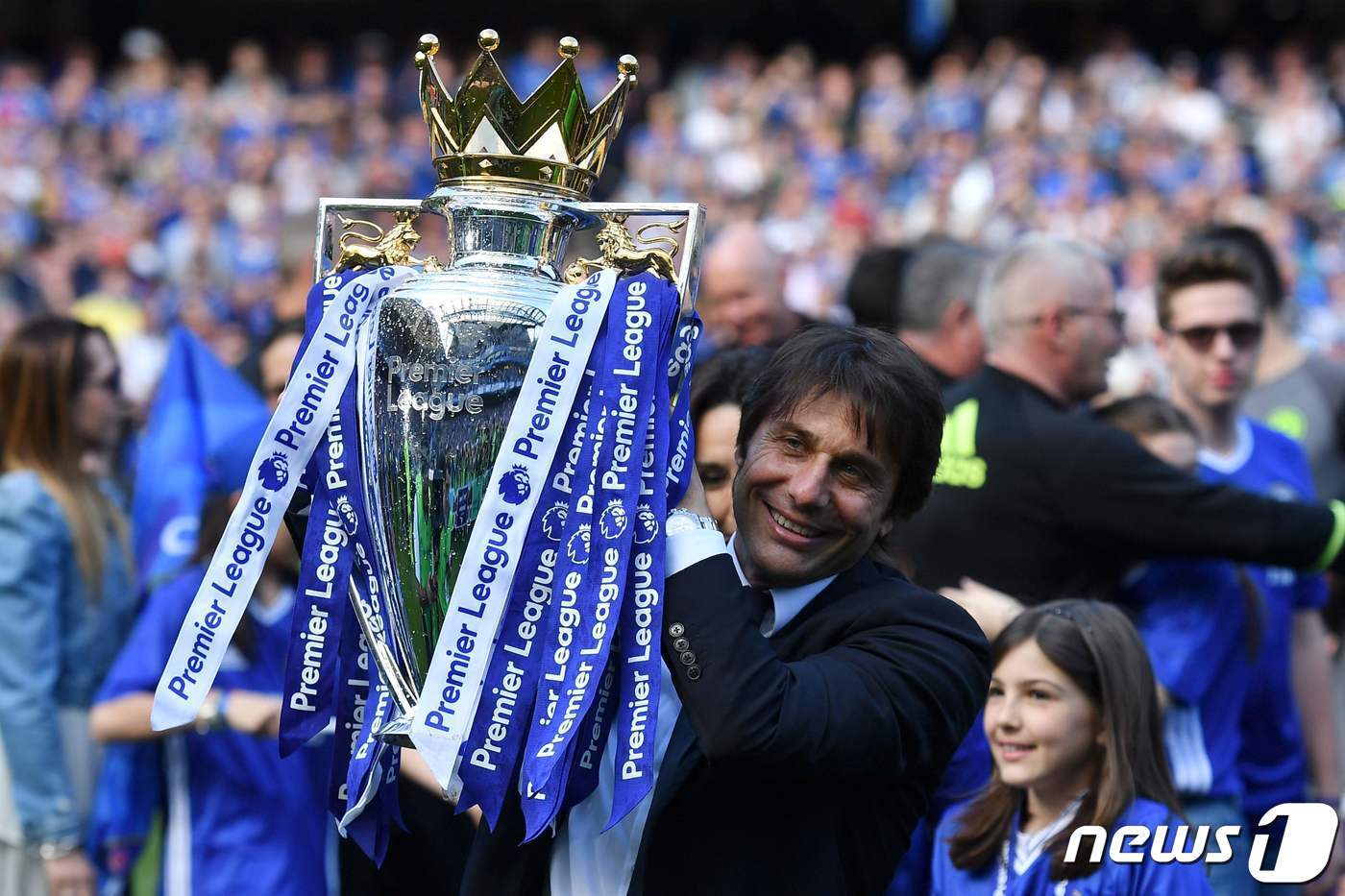 본문 이미지 - 첼시 시절 우승컵을 들어올렸던 안토니오 콘테 감독. ⓒ AFP=뉴스1