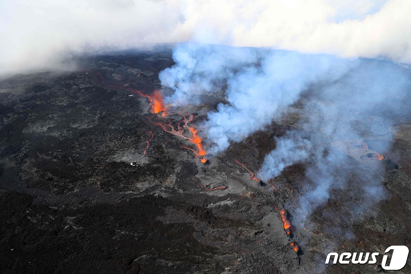 (레위니옹 AFP=뉴스1) 우동명 기자 = 22일(현지시간) 인도양에 있는 프랑스령 레위니옹섬의 피통드라푸르네즈 화산이 분화해 용암과 화산재를 분출하고 있다.ⓒ AFP=뉴스1