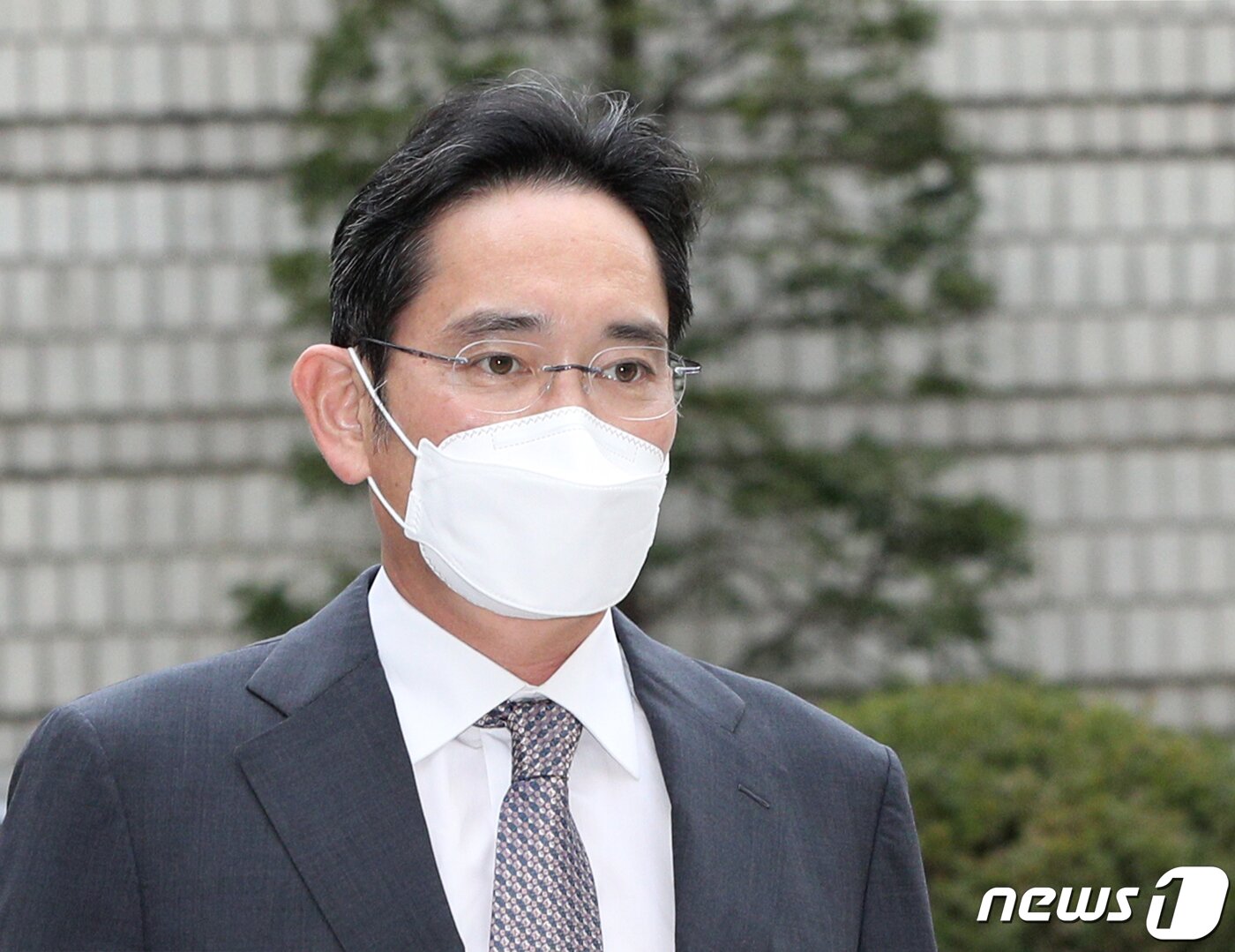 본문 이미지 - '삼성 부당 합병·회계 부정' 의혹을 받고 있는 이재용 삼성전자 부회장이 지난 12월23일 오전 서울 서초구 서울중앙지방법원에서 열린 자본시장과 금융투자업에 관한 법률 위반 등 공판에 출석하고 있다(자료사진). 2021.12.23/뉴스1 ⓒ News1 신웅수 기자