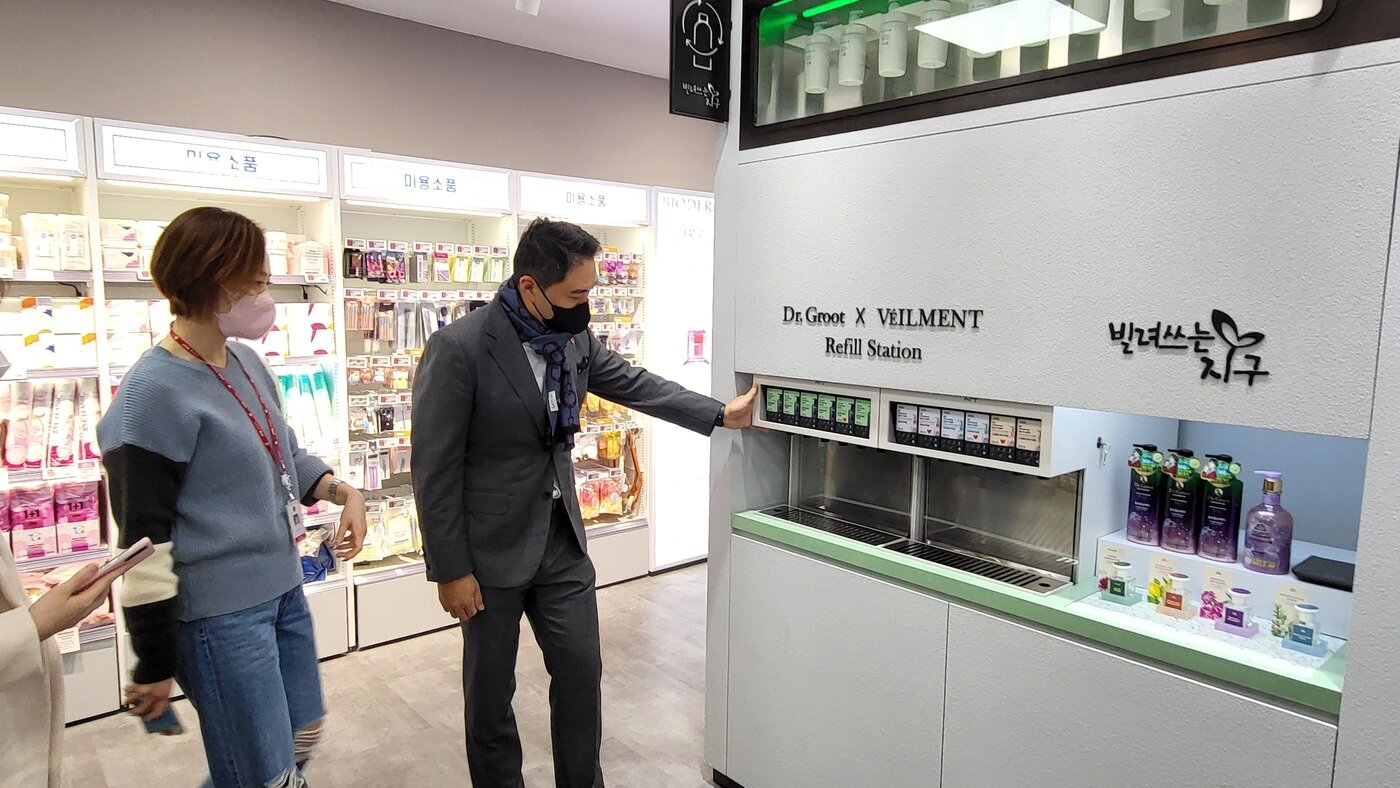 본문 이미지 - 강성현 롯데마트 대표가 23일 오픈한 '제타플렉스'를 둘러보고 있다. ⓒ 뉴스1 이비슬 기자