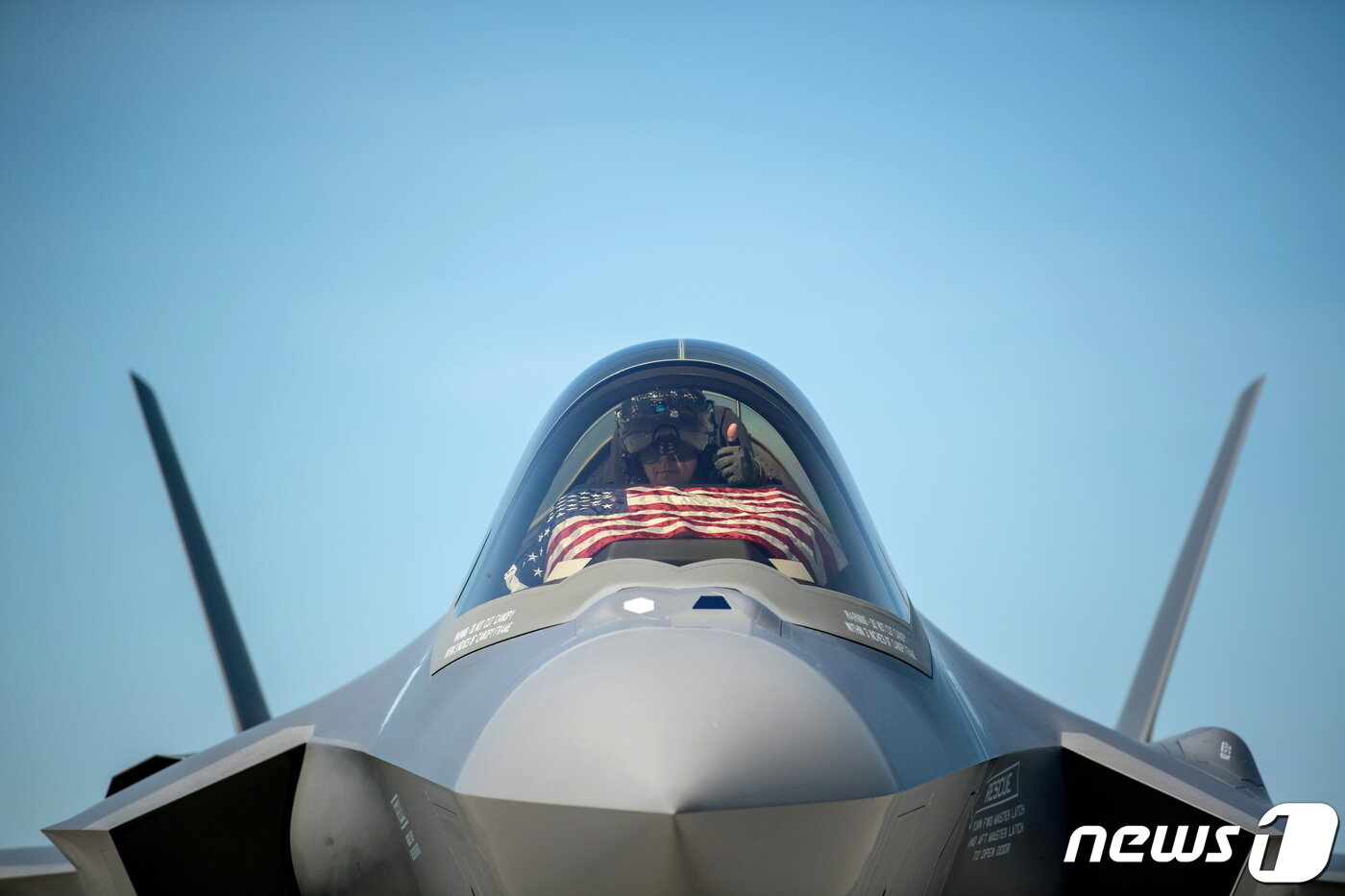 본문 이미지 - F-35 전투기 조종사가 2020년 5월22일(현지시간) 미국 국기를 달고 버몬트 공군 주방위군 기지에서 이륙을 준비하고 있다. 2021.12.23/news1 ⓒ 로이터=뉴스1 ⓒ News1 김민수 기자