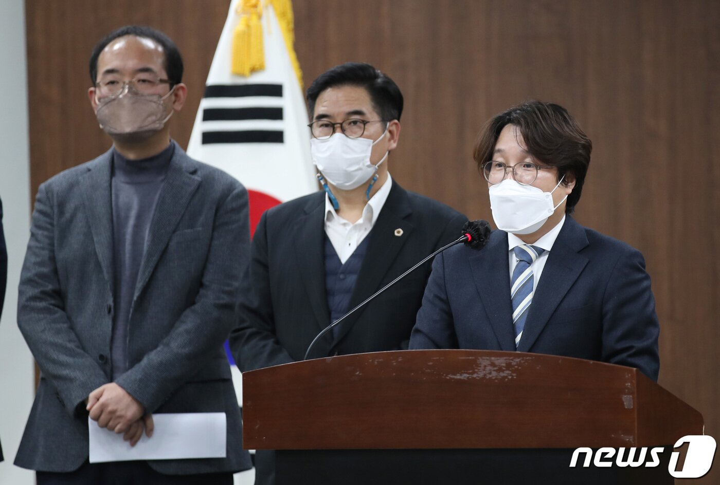 본문 이미지 - 김호평 서울시의회 예산결산특별위원회 위원장이 23일 오후 서울 중구 서울시의회 의원회관 대회의실에서 '서울시 예산안 심사 관련 긴급 기자설명회'를 갖고 있다. 2021.12.23/뉴스1 ⓒ News1 박지혜 기자