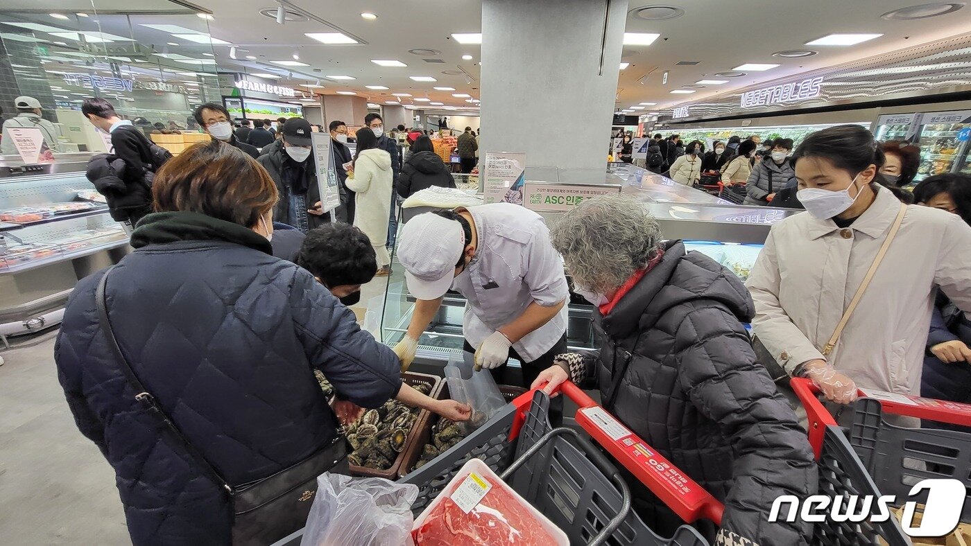 본문 이미지 - 23일 서울 송파구 롯데마트 잠실점 제타플렉스 지하 1층 전복 판매 코너에 고객들이 긴 줄을 섰다. 21.12.23/뉴스1 ⓒ 뉴스1 이비슬 기자