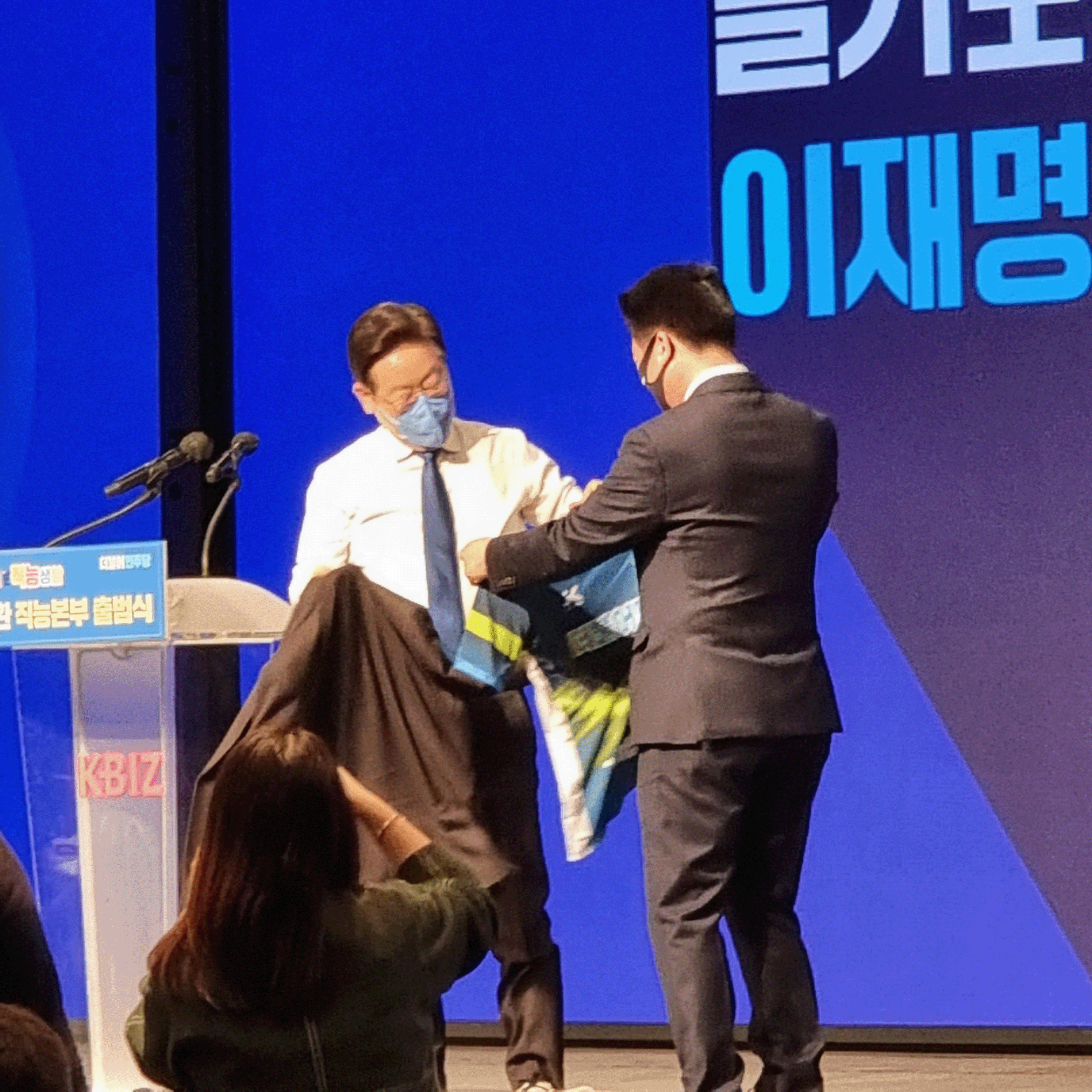 본문 이미지 - 선대위 직능본부 출범식에서 받은 족구화 신고 즉석에서 공차는 퍼포먼스 하는 이재명 더불어민주당 대선 후보. 2021.12.23 ⓒ 뉴스1 이준성 기자