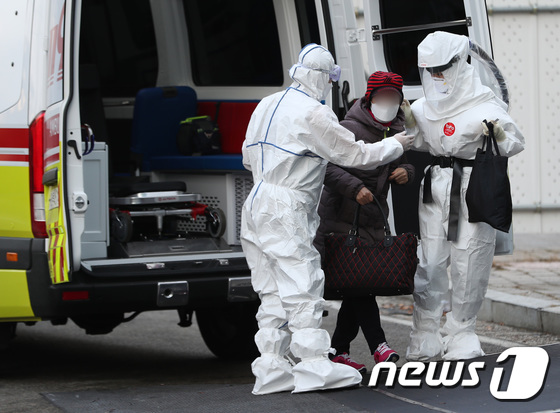 서울 중랑구 서울의료원에서 의료진이 환자를 이송시키고 있다. /뉴스1 DB © News1 이성철 기자