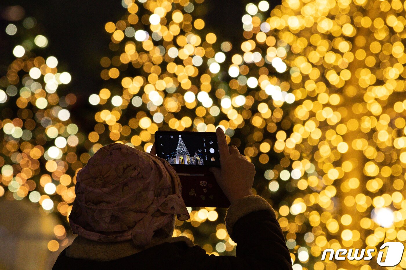 본문 이미지 - 크리스마스를 이틀 앞둔 23일 저녁 서울 영등포 타임스퀘어를 찾은 시민들이 불 켜진 대형 트리 앞에서 기념촬영을 하고 있다. 2021.12.23/뉴스1 ⓒ News1 유승관 기자