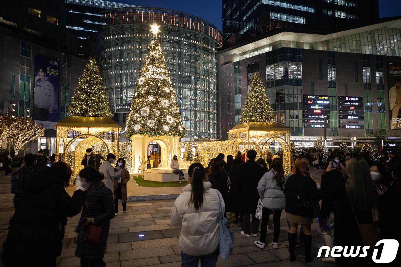본문 이미지 - 크리스마스를 이틀 앞둔 23일 저녁 서울 영등포 타임스퀘어를 찾은 시민들이 불 켜진 대형 트리 앞에서 기념촬영을 하기 위해 길게 줄지어 서 있다. 2021.12.23/뉴스1 ⓒ News1 유승관 기자