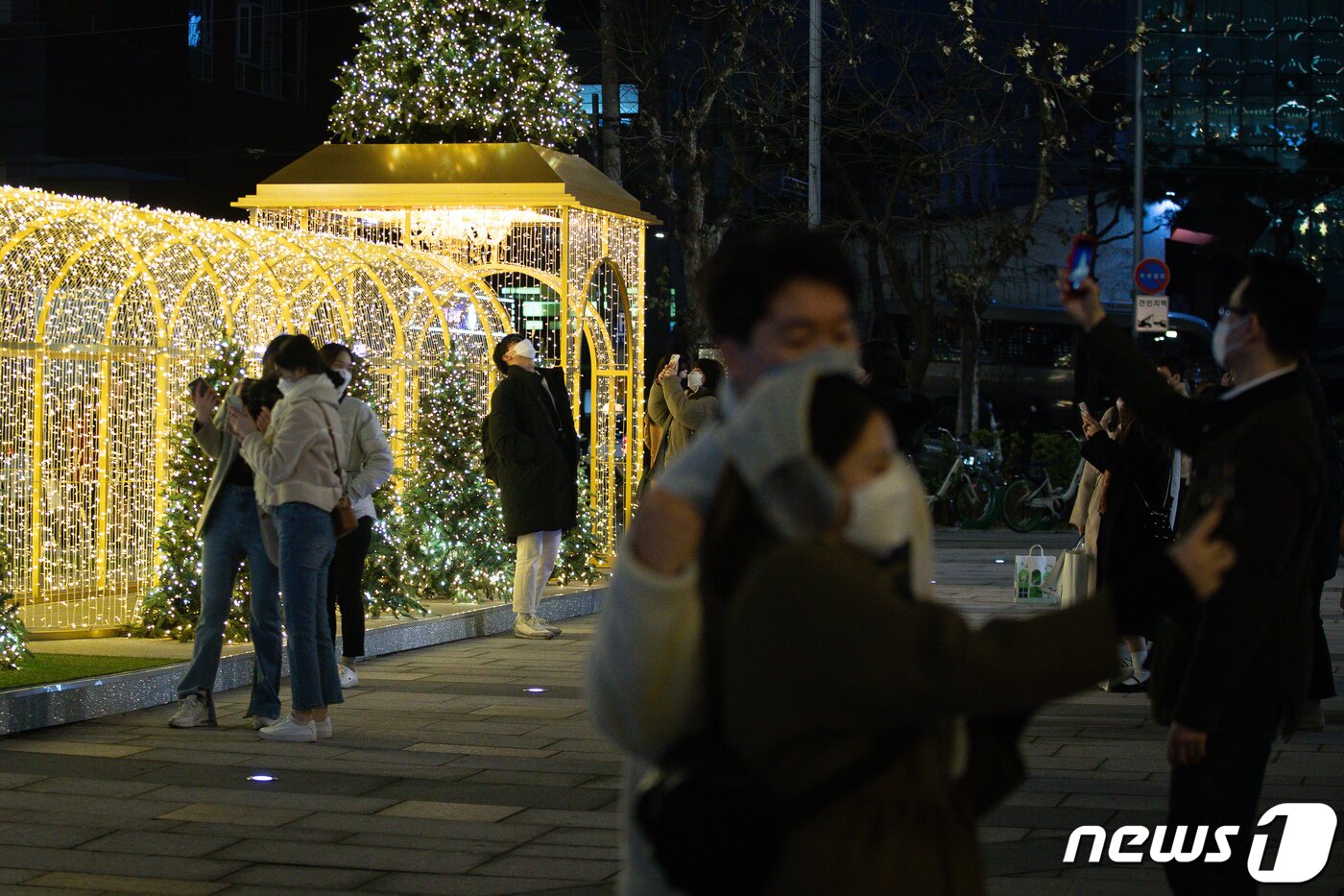 본문 이미지 - 크리스마스를 이틀 앞둔 23일 저녁 서울 영등포 타임스퀘어를 찾은 시민들이 불 켜진 대형 트리 앞에서 기념촬영을 하고 있다. 2021.12.23/뉴스1 ⓒ News1 유승관 기자