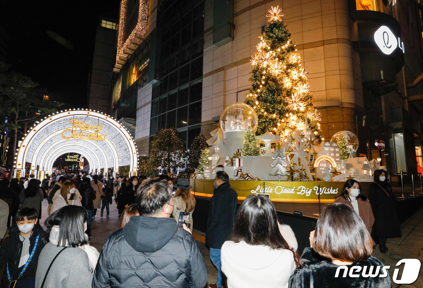 본문 이미지 - 성탄절을 이틀 앞둔 23일 오후 퇴근길 시민들이 서울 중구 롯데백화점 본점 앞에 설치된 크리스마스 트리와 조명을 감상하고 있다. 2021.12.23/뉴스1 ⓒ News1 안은나 기자