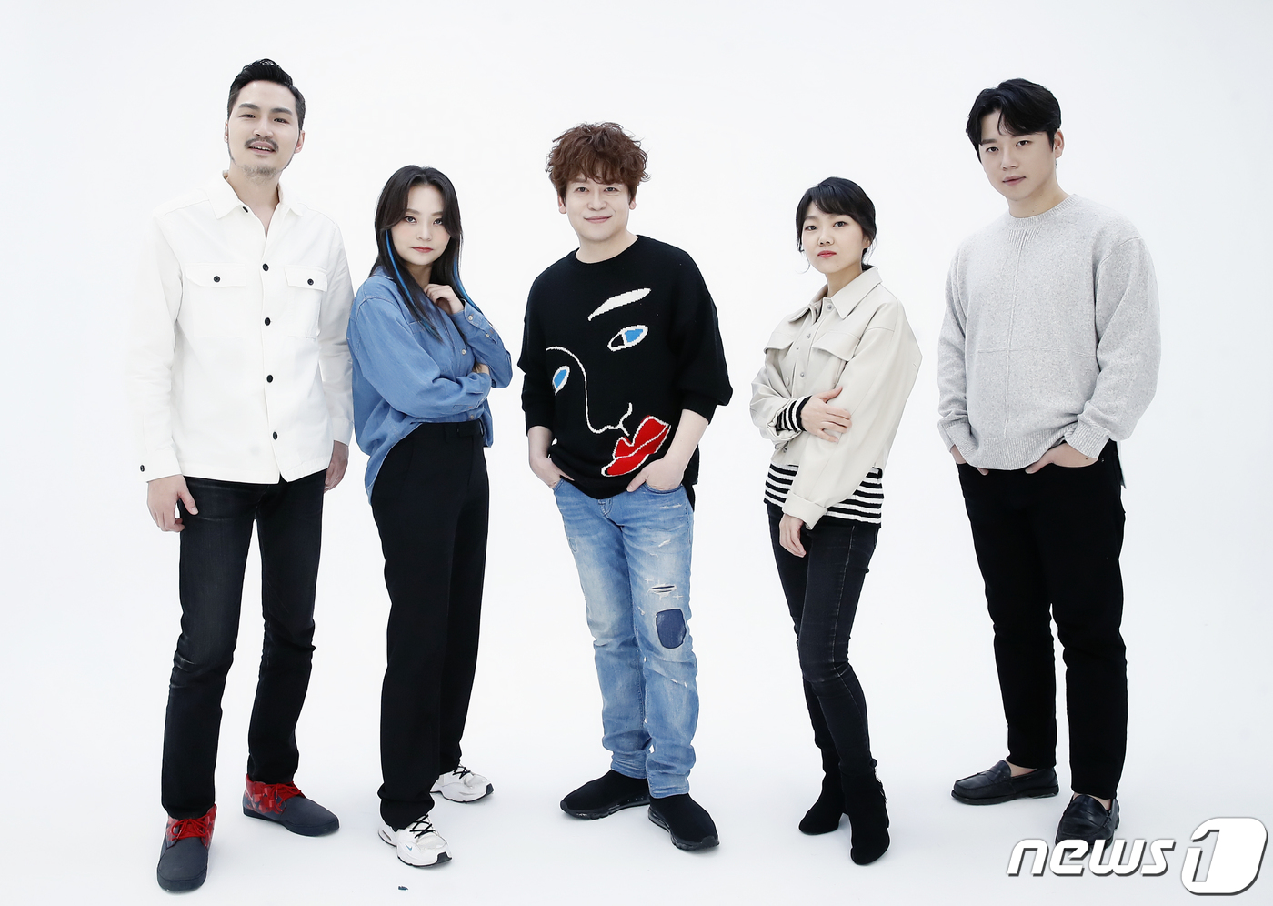 (서울=뉴스1) 권현진 기자 = 아카펠라그룹 메이트리(MAYTREE) 김원종(왼쪽부터), 임수연, 정상인, 강수경, 권영훈이 서울 강남구 한 스튜디오에서 열린 뉴스1과의 인터뷰에 …