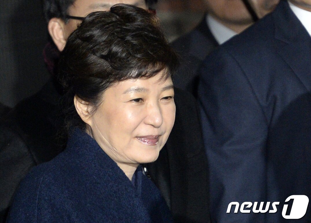 본문 이미지 - 2017년 3월 청와대를 떠나 자택으로 향하는 박근혜 전 대통령의 모습.(뉴스1 DB) 2021.12.24/뉴스1