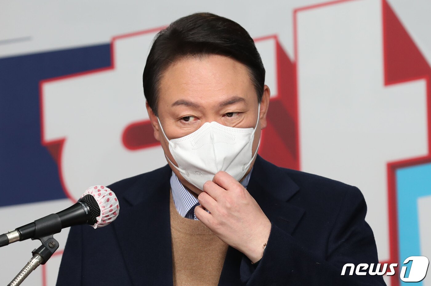 본문 이미지 - 윤석열 국민의힘 대선 후보가 24일 오전 서울 여의도 중앙당사에서 기자회견을 하고 있다. 윤 후보는 이 자리에서 정부가 박근혜 전 대통령을 특별사면한 데 대해 "박근혜 전 대통령의 사면이 늦었지만 환영한다. 건강이 안 좋으시기 때문에 건강 빨리 회복하시길 바란다＂고 입장을 밝혔다. 2021.12.24/뉴스1 ⓒ News1 오대일 기자