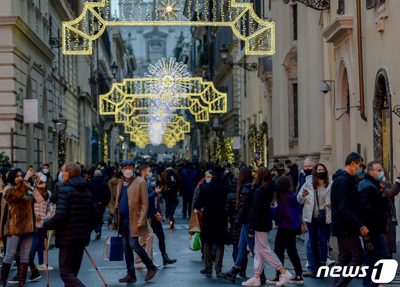 (로마 AFP=뉴스1) 우동명 기자 = 23일(현지시간) 크리스마스를 앞두고 이탈리아 로마의 쇼핑 거리에 행인들이 북적이고 있다.ⓒ AFP=뉴스1