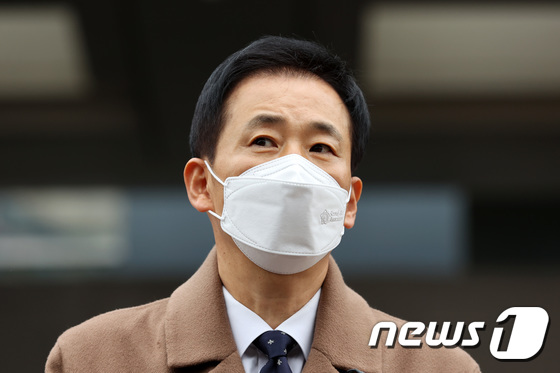 박 전 대통령 입장 전하는 유영하 변호사