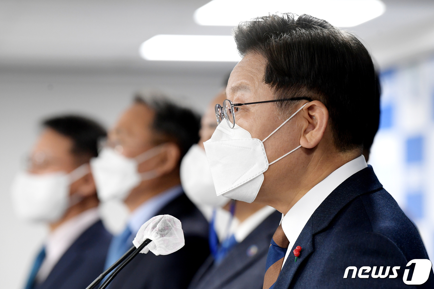 (서울=뉴스1) 오대일 기자 = 이재명 더불어민주당 대선 후보가 24일 오후 서울 여의도 중앙당사에서 '스마트강군, 선택적 모병제'  국방 정책 공약을 발표하고 있다. 이 후보는 …