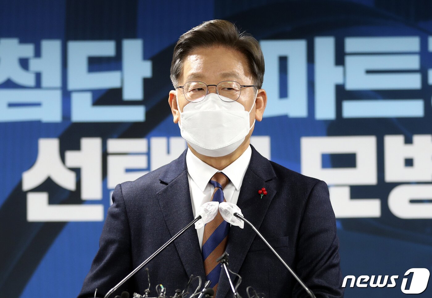 본문 이미지 - 이재명 더불어민주당 대선 후보가 24일 오후 서울 여의도 중앙당사에서 '스마트강군, 선택적 모병제' 국방 정책 공약을 발표한 후 박근혜 전 대통령의 사면과 관련된 취재진의 질문에 답하고 있다. 2021.12.24/뉴스1 ⓒ News1 오대일 기자