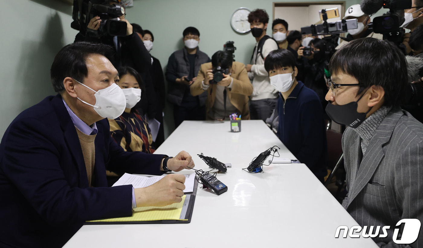 (서울=뉴스1) 구윤성 기자 = 윤석열 국민의힘 대선 후보가 24일 오후 서울 구로구 고아권익연대를 찾아 조윤환 대표와 간담회를 하고 있다. 고아권익연대는 아동 고아와 18세가 넘 …