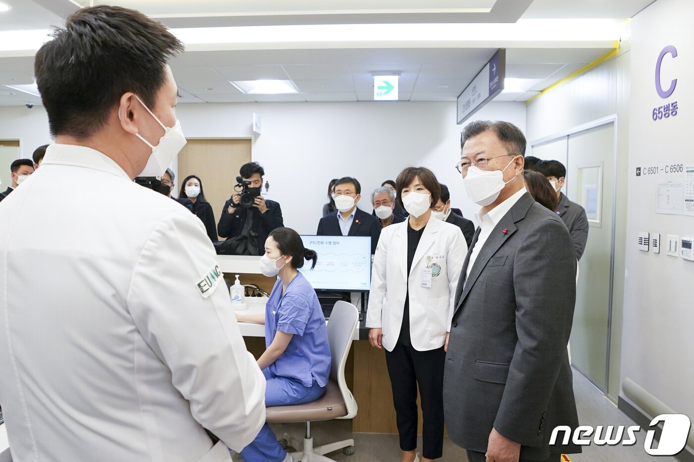 본문 이미지 - 문재인 대통령이 24일 서울 강서구 마곡동 이화여자대학교 의과대학 부속 서울병원을 방문해 의료진과 대화하고 있다. 2021.12.24/뉴스1 ⓒ News1 이광호 기자