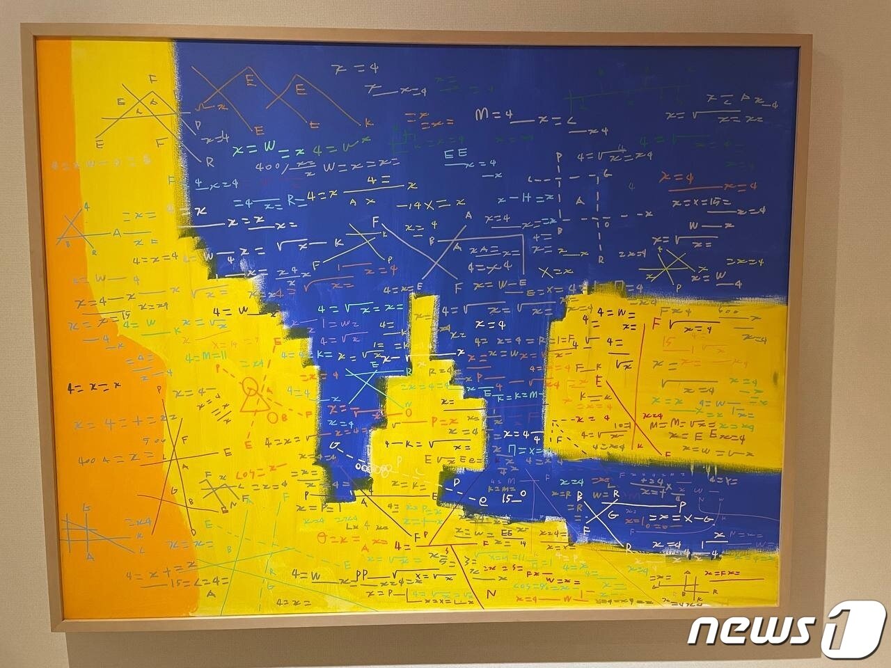 본문 이미지 - 윤석열 국민의힘 대선 후보 자택 거실에 걸려있는 김현우 화가 작품. 바다모래 수학드로잉, 116.7&times;91cm, 캔버스에 포스카와 아크릴, 2018. ⓒ 뉴스1