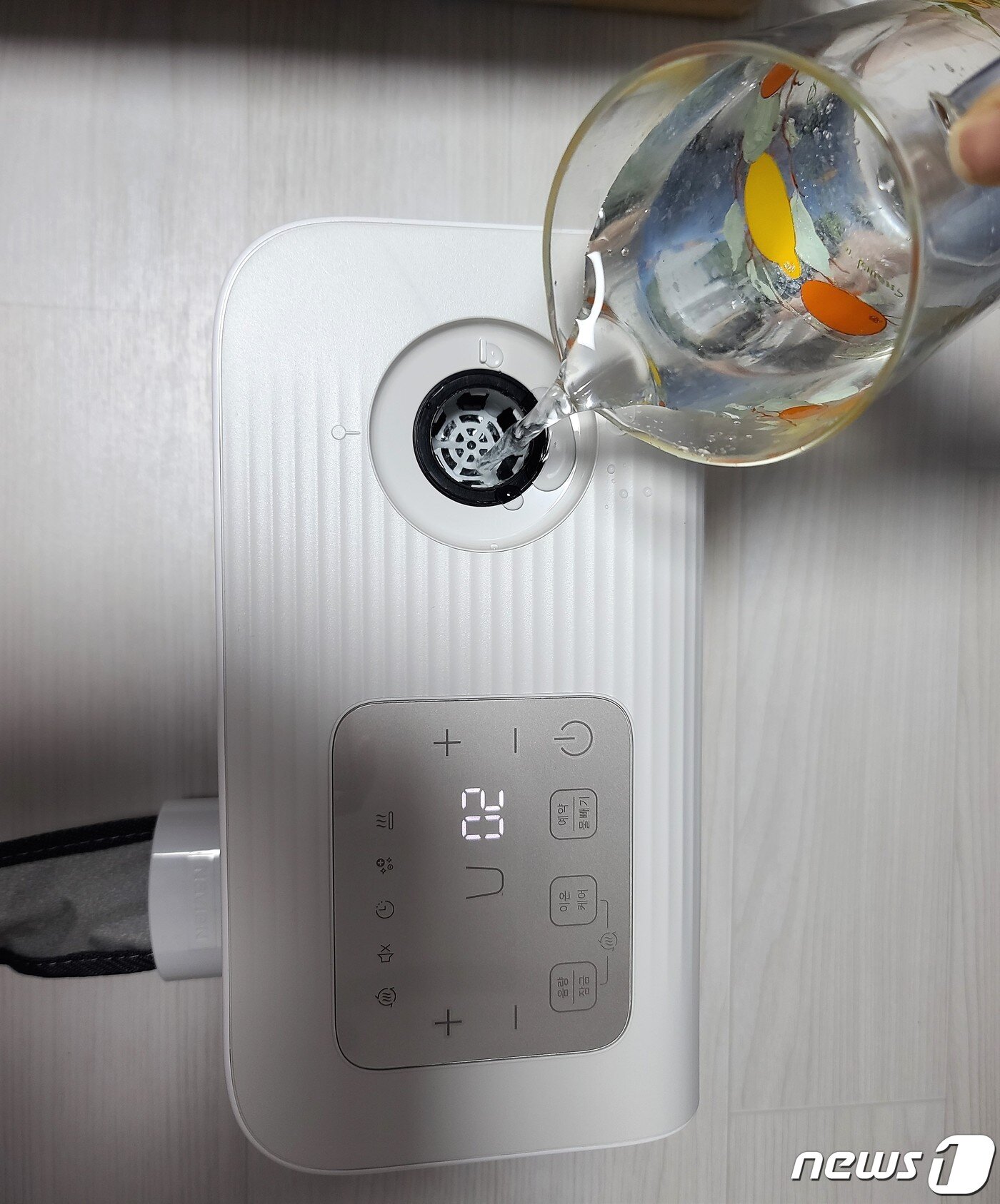 본문 이미지 - 경동나비엔 온수매트 THE CARE EQM541 물 넣는 모습 ⓒ 뉴스1 조현기 기자