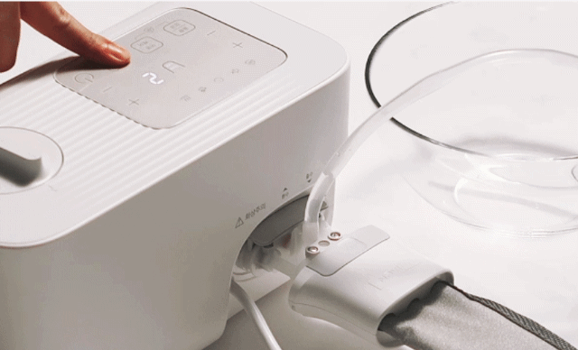 본문 이미지 - 경동나비엔 온수매트 THE CARE EQM541 물 빼는 모습 (경동나비엔 제공) ⓒ 뉴스1