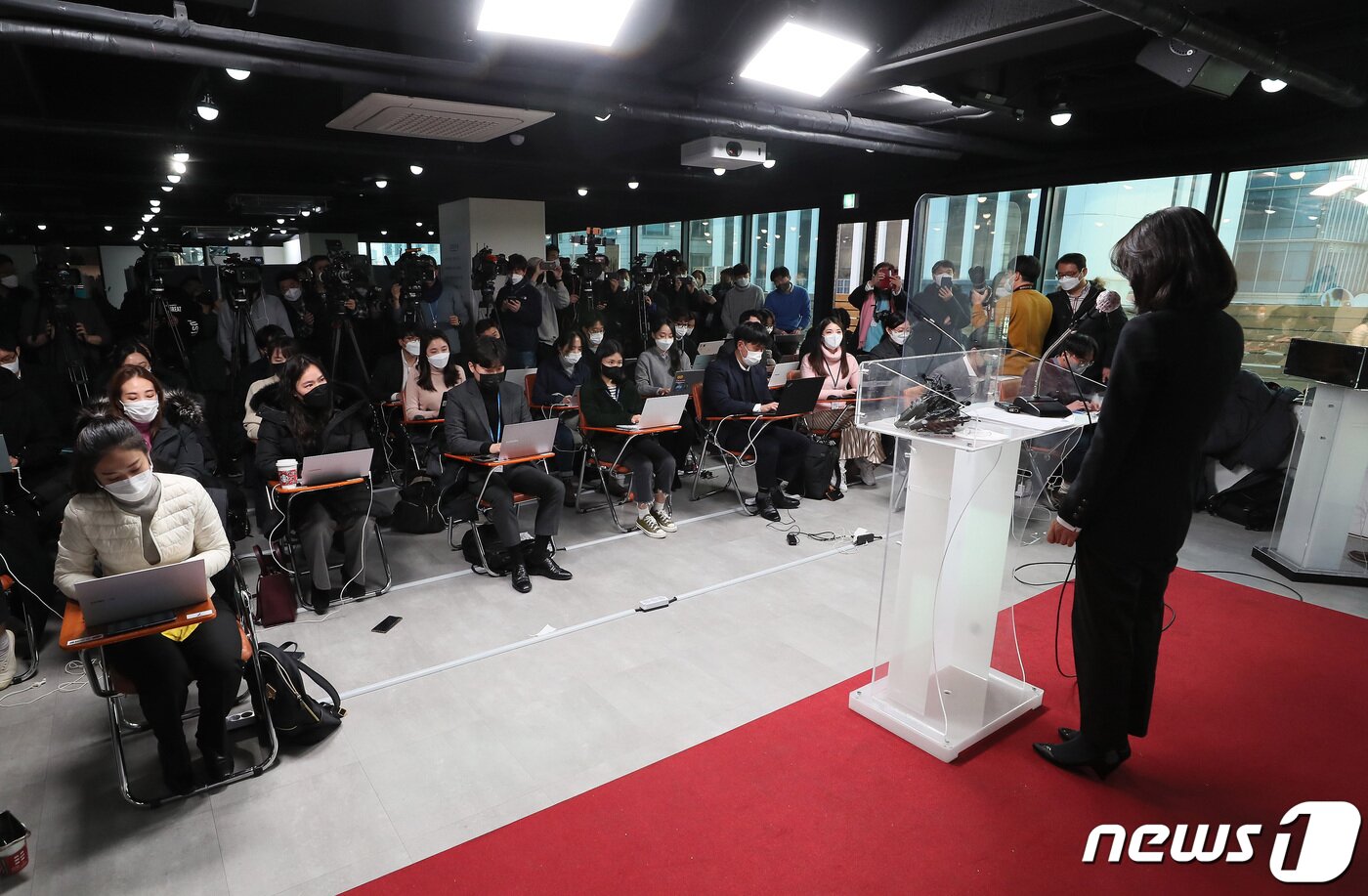 본문 이미지 - 윤석열 국민의힘 대선 후보 부인 김건희 코바나컨텐츠 대표가 26일 오후 서울 여의도 당사에서 자신의 허위 이력 의혹과 관련해 입장문을 발표하고 있다. 2021.12.26/뉴스1 ⓒ News1 이동해 기자