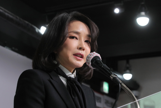 "'집사' 소개로 만난 김건희, 욕심 많고 무서운 분"