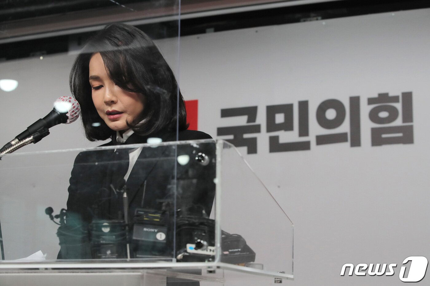 본문 이미지 - 윤석열 국민의힘 대선 후보 부인 김건희 코바나컨텐츠 대표가 지난 2021년 12월 26일 오후 서울 여의도 당사에서 자신의 허위 이력 의혹과 관련해 입장문을 발표하고 있다./뉴스1 ⓒ News1 이동해 기자