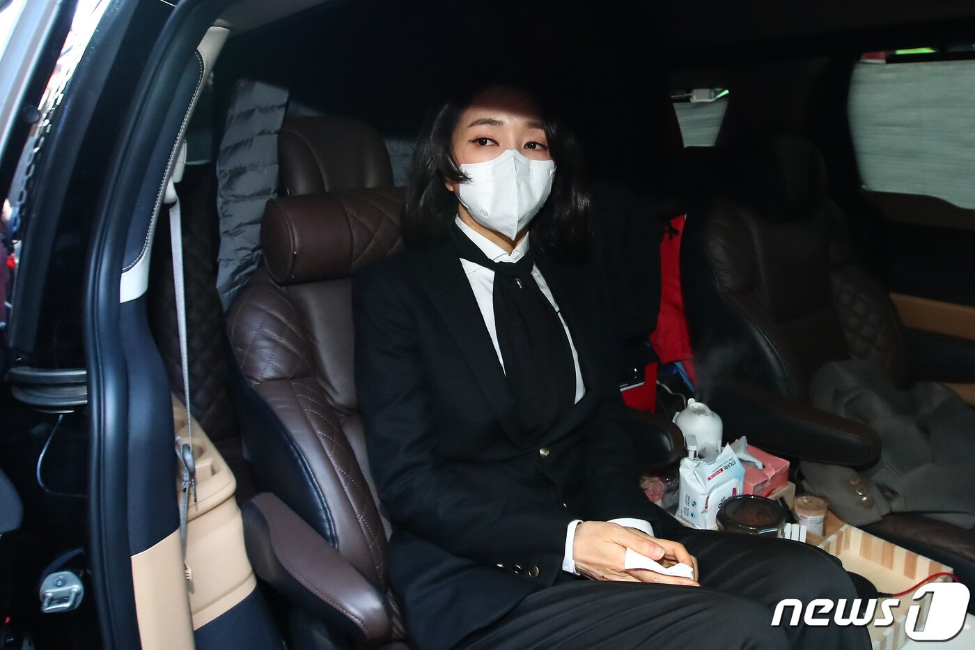 본문 이미지 - 윤석열 국민의힘 대선후보의 부인인 김건희씨가 26일 서울 여의도 중앙당사에서 허위 학·경력 의혹 논란과 관련해 대국민 사과문을 발표한뒤 당사를 나와 차량에 탑승하고 있다. 2021.12.26/뉴스1 ⓒ News1 이동해 기자