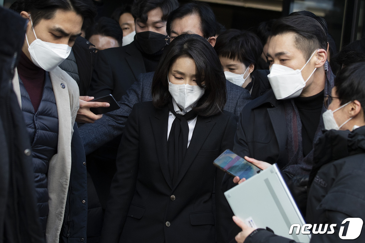 (서울=뉴스1) 이동해 기자 = 윤석열 국민의힘 대선후보의 부인인 김건희 씨가 26일 서울 여의도 중앙당사에서 허위 학·경력 의혹 논란과 관련해 대국민 사과문을 발표한 뒤 당사를 …