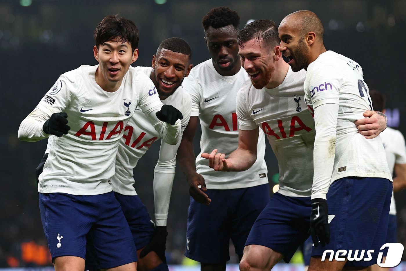 본문 이미지 - 토트넘의 손흥민이 26일(현지시간) 영국 런던의 토트넘 홋스퍼 스타디움에서 열린 프리미어리그(EPL) 크리스탈 팰리스와 경기서 4경기 연속골인 리그 8호 골을 터트리고 동료들과 기뻐하고 있다. ⓒ AFP=뉴스1 ⓒ News1 우동명 기자