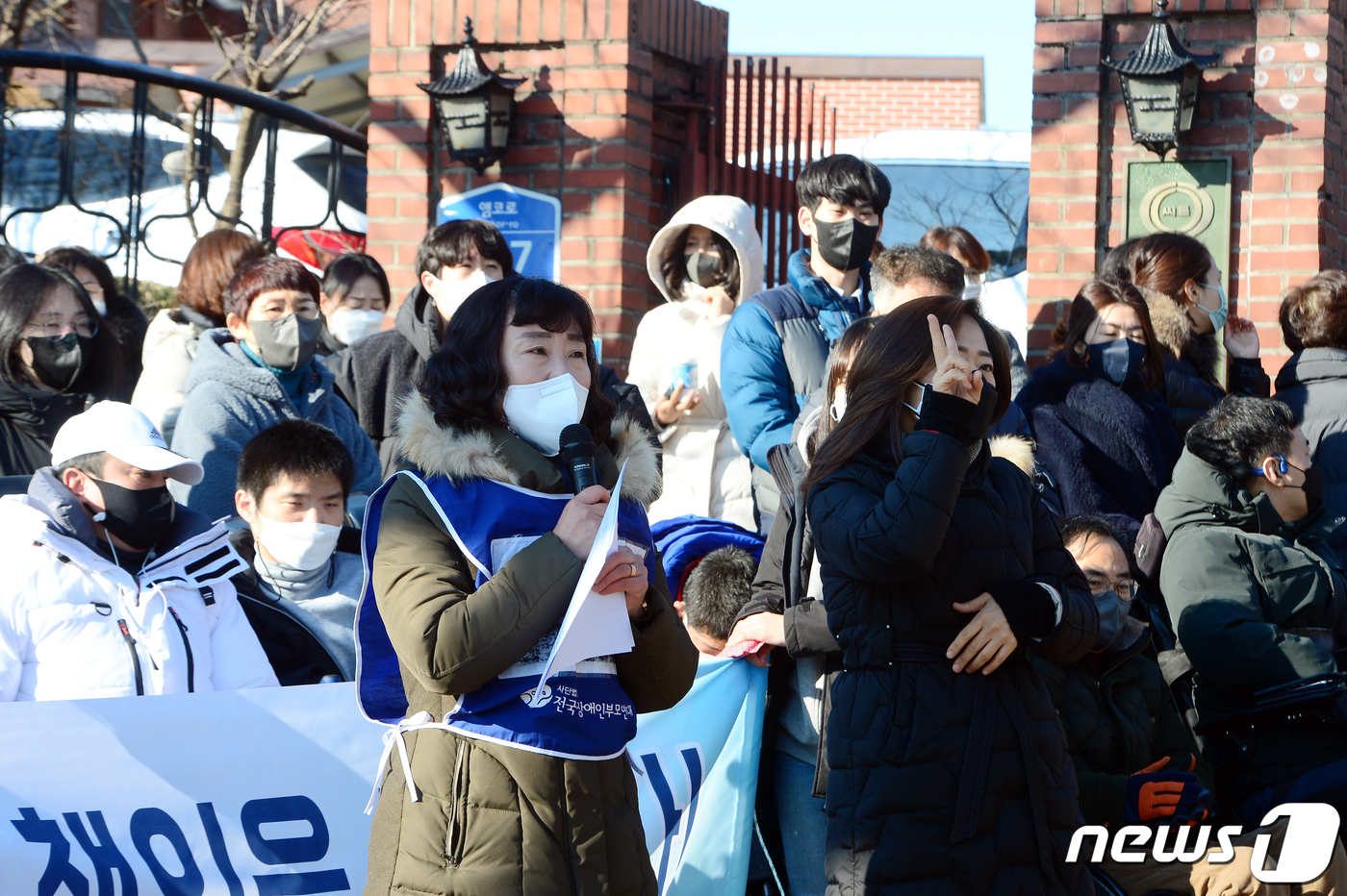 (광주=뉴스1) 정다움 기자 = 27일 오전 광주 북구 은혜학교 앞 정문에서 광주장애인차별철폐연대와 광주장애인부모연대 관계자들이 '특수학교 내 장애학생 폭행, 책임을 묻는다!'는 …