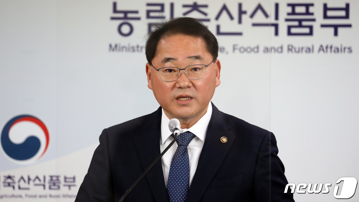 (세종=뉴스1) 장수영 기자 = 김종훈 농림축산식품부 차관이 27일 정부세종청사 농식품부 기자실에서 2050 농식품 탄소중립 추진전략을 발표하고 있다. 2021.12.27/뉴스1