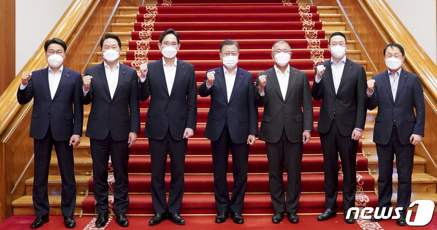 본문 이미지 - 문재인 대통령이 27일 청와대에서 열린 '청년희망 온(ON) 참여기업 대표 초청 오찬 간담회'를 마친뒤 참석자들과 기념촬영을 하고 있다. 왼쪽부터 최정우 포스코 회장, 최태원 SK주식회사 회장, 이재용 삼성전자 부회장, 문 대통령, 정의선 현대자동차그룹 회장, 구광모 LG회장, 구현모 KT대표이사.2021.12.27/뉴스1 ⓒ News1 이광호 기자