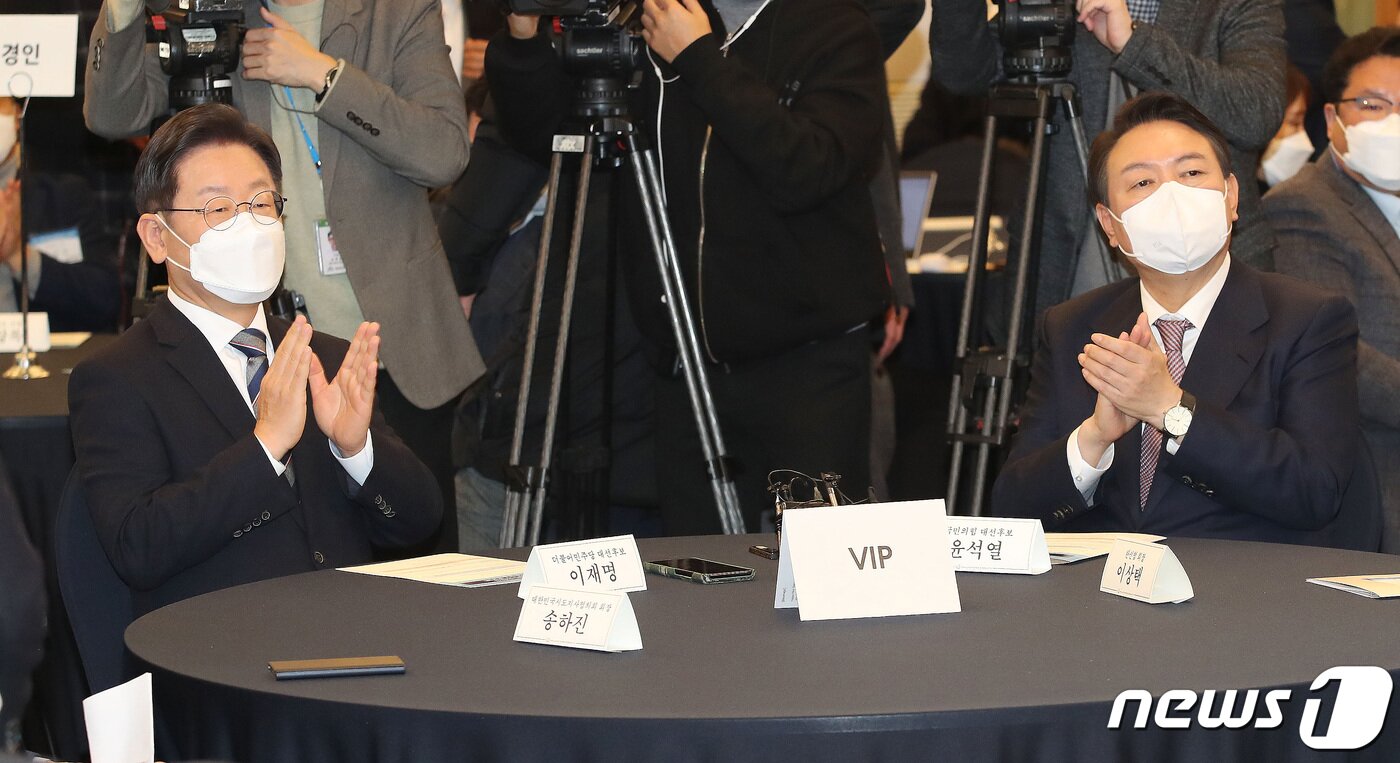 본문 이미지 - 이재명 더불어민주당 대선 후보와 윤석열 국민의힘 대선 후보가 27일 오후 서울 중구 프레스센터에서 한국지방신문협회 주최로 열린 지방자치대상 및 한국지역발전대상 시상식에 참석해 자리하고 있다. 2021.12.27/뉴스1 ⓒ News1 국회사진취재단